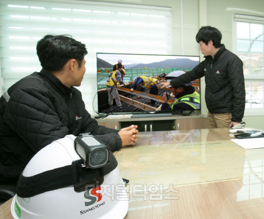 쌍용건설 밀양∼울산 고속도로 공사구간 현장 관계자들이 액션캠 LTE로 실시간 촬영된 영상을 확인하고 있다.